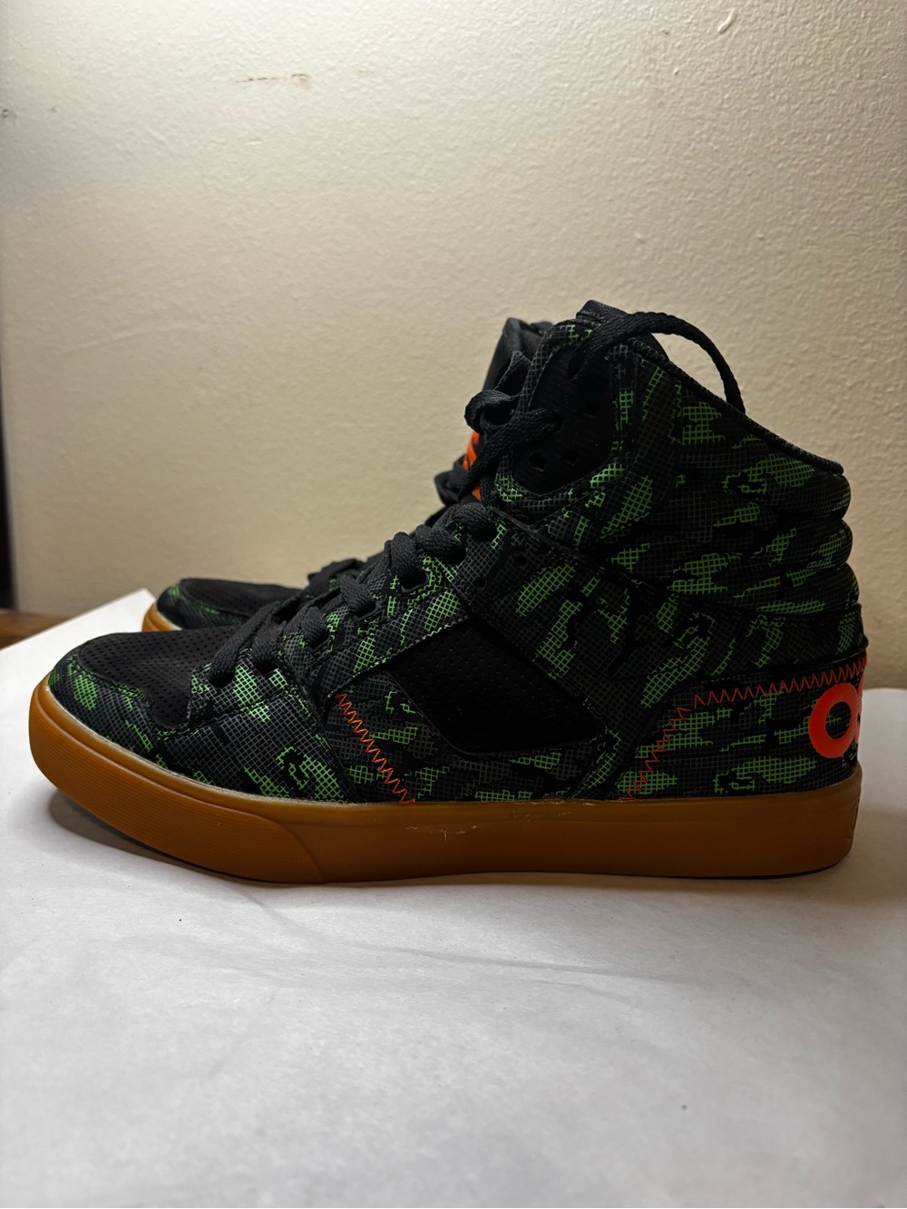 Osiris Clone High-Top Skate Shies in Green and Orange. Rare colorway.